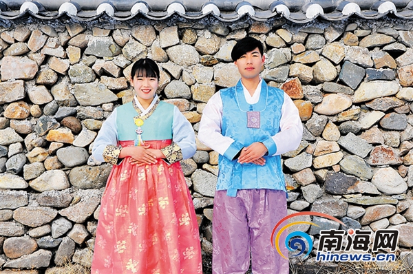 85后夫妻辭職環(huán)游全國 拍56套民族結婚照 85后夫妻辭職環(huán)游全國 拍56套民族結婚照