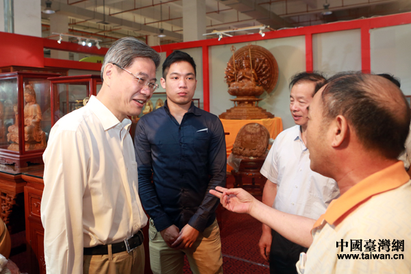 張志軍參觀考察莆田工藝美術城,與商家親切交談 張志軍參觀考察莆田工藝美術城,與商家親切交談