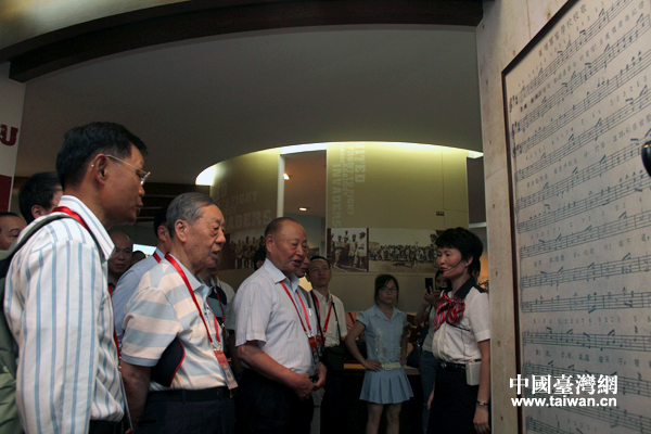 看到黃埔軍校校歌歌譜,嘉賓們齊聲高唱起來(lái)。 看到黃埔軍校校歌歌譜,嘉賓們齊聲高唱起來(lái)。