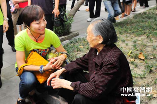 臺北市文山區(qū)忠順里里長曾寧旖與玉林東路社區(qū)老人交談 臺北市文山區(qū)忠順里里長曾寧旖與玉林東路社區(qū)老人交談