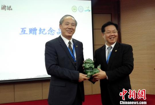 廈門大學(xué)校長(zhǎng)朱崇實(shí)教授與廣州中山大學(xué)校長(zhǎng)羅俊教授互贈(zèng)紀(jì)念品 楊伏山 攝