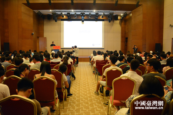 “情系青春——兩岸青年八閩行”參訪團在平潭臺灣創意園與兩岸青年創客交流創業經驗