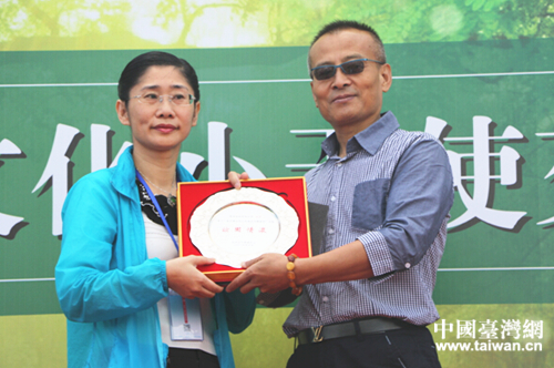 兩岸代表互贈(zèng)紀(jì)念品 兩岸代表互贈(zèng)紀(jì)念品