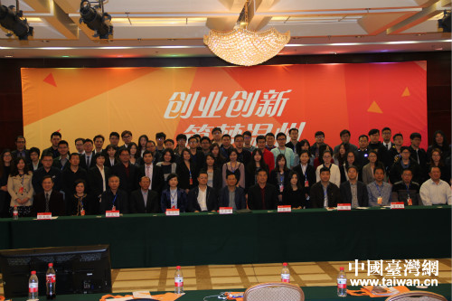 參會人員合影留 參會人員合影留