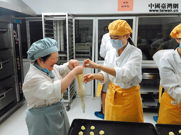 “喜憨兒”慧慧在幫助實(shí)習(xí)生魏曼芯調(diào)整工具,齊心協(xié)作,擠出的曲奇餅干形狀標(biāo)準(zhǔn),精致均勻 “喜憨兒”慧慧在幫助實(shí)習(xí)生魏曼芯調(diào)整工具,齊心協(xié)作,擠出的曲奇餅干形狀標(biāo)準(zhǔn),精致均勻