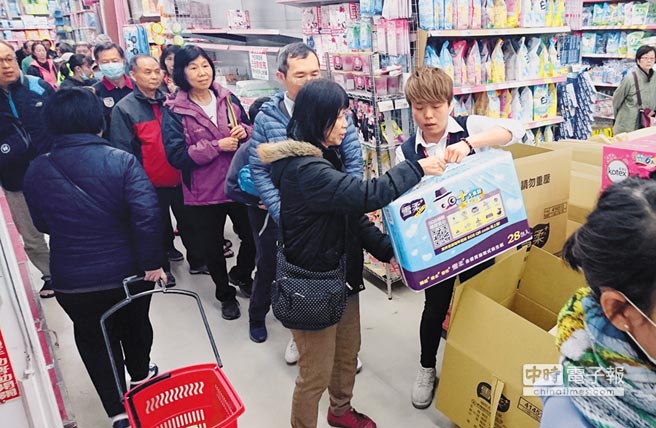 臺灣現(xiàn)衛(wèi)生紙搶購潮 民眾:好多人像喪尸一樣瘋狂 臺灣現(xiàn)衛(wèi)生紙搶購潮 民眾:好多人像喪尸一樣瘋狂