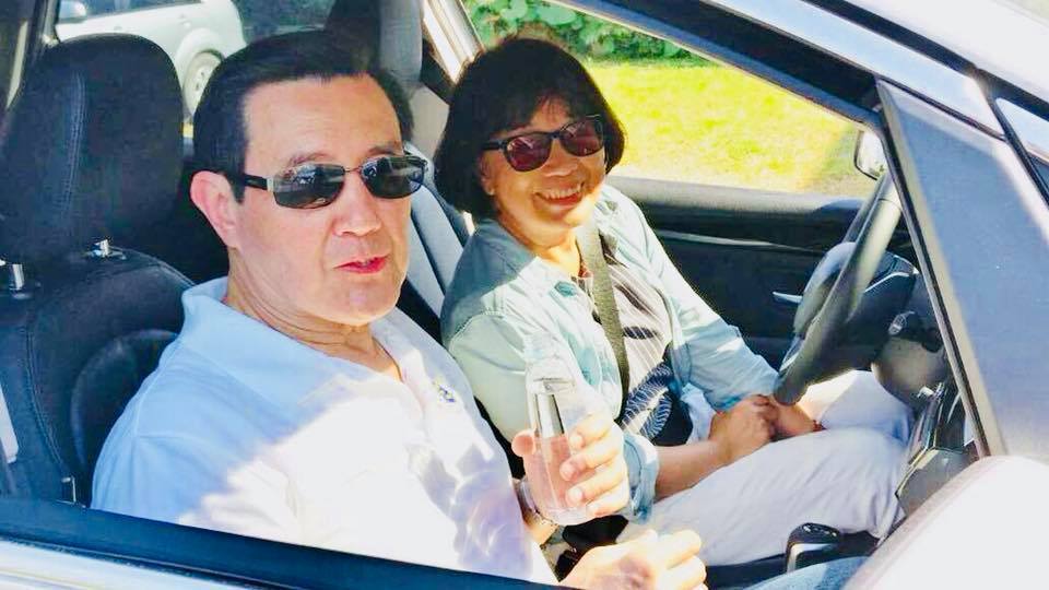 “失業部長”龍應臺開車載馬英九 留下難得共乘照 “失業部長”龍應臺開車載馬英九 留下難得共乘照