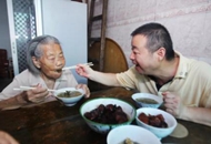 你養(yǎng)我小,我養(yǎng)你老!昔日保姆成百歲“母親” ,老東家說…