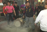 臺灣民眾除夕夜搶頭香:場面混亂 撞斷200公斤香爐.jpg