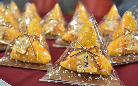 象征“包中”吉祥意涵的物品被放上桌