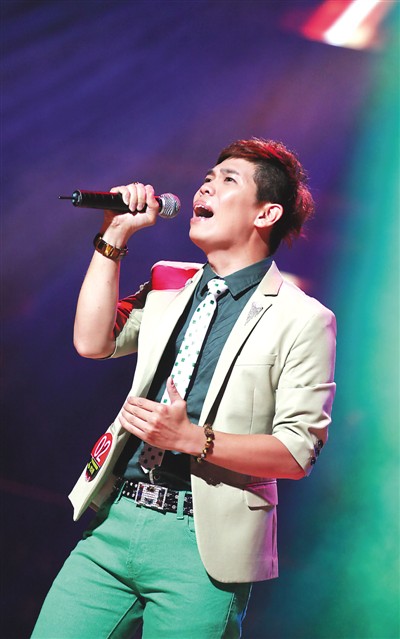 參賽者在選拔賽上展示閩南語歌曲的魅力。 參賽者在選拔賽上展示閩南語歌曲的魅力。