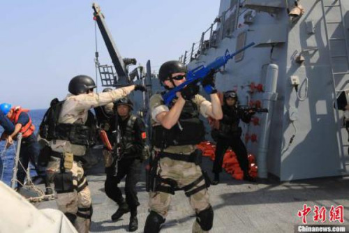 資料圖:中美特戰隊員曾在亞丁灣聯合演練反海盜。