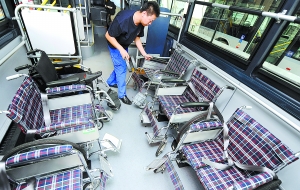 殘奧會用車進(jìn)行改造 每車可同時搭乘7部輪椅(圖)