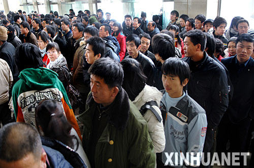 1��13�գ��y����܇վ��Ʊ��d��(n��i)���ܶ��ÿ��ڵȴ�ُƱ����(d��ng)�գ��y��2008�괺�\(y��n)��܇Ʊ�_ʼ�l(f��)�ۣ�D��Z���^���R����܇��ǰ10����Ʊ��ÿ���ÿ�һ����ُ5��Ӳ�P��10��Ӳ��Ʊ��