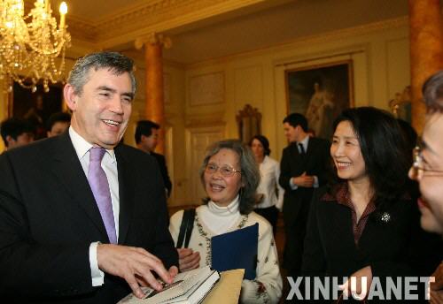 1月14日,在英國首都倫敦,英國首相布朗(左)與出席茶話會的華人華僑代表交談。當(dāng)天,布朗在唐寧街10號首相府舉行茶話會,款待在英華人華僑代表。這是布朗上任后首次舉行專門招待華人的茶話會。 新華社記者謝秀棟攝