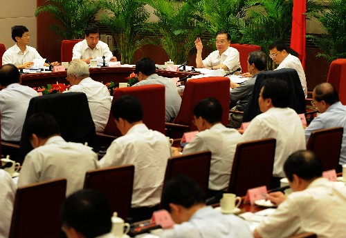 8月5日,中共中央政治局常委、國務院總理、國務院抗震救災總指揮部總指揮溫家寶在北京中南海主持召開總指揮部第24次會議,討論汶川地震災后恢復重建總體規劃。 新華社記者 劉建生 攝