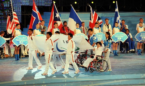 9月7日,在啟動儀式上,執(zhí)旗手手持國際殘奧委會會旗入場。 新華社記者 范長國 攝