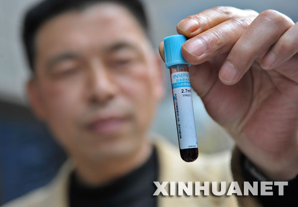 作為大熊貓基因組研究計劃的一部分,四川臥龍大熊貓研究中心的科研人員為大熊貓?zhí)崛⊙簶颖荆〝z于2008年3月20日)。 10月11日,中國科學(xué)家在深圳宣布:世界首張大熊貓基因組序列圖譜繪制完成。該圖譜的誕生填補(bǔ)了大熊貓基因組及分子生物學(xué)研究的空白,從基因組學(xué)的層面上為瀕危物種的保護(hù)、疾病監(jiān)控及人工繁殖提供了科學(xué)依據(jù)。 新華社記者 劉大偉 攝