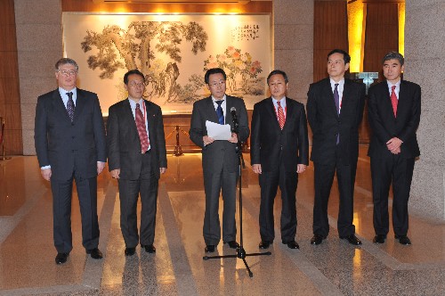 12月11日,中國外交部副部長武大偉(左三)主持六方代表發(fā)表六方會(huì)談主席聲明。當(dāng)日,為期4天的六方會(huì)談在北京結(jié)束。新華社記者 何俊昌 攝