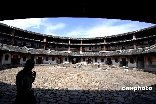 福建土樓被聯(lián)合國(guó)教科文組織授予“遺產(chǎn)保護(hù)杰出成就獎(jiǎng)”。