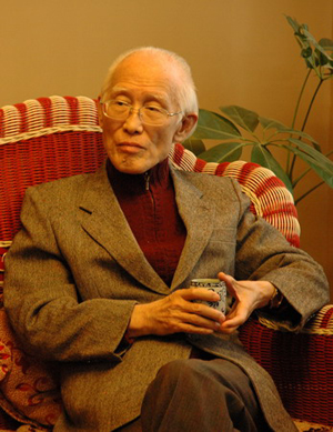 常年致力于兩岸文化交流的余光中老先生希望,兩岸民間專家能多開動腦筋,把利于兩岸和平的好事辦好。