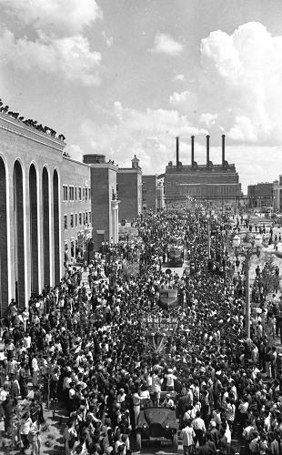 圖為首批國產解放牌汽車排成長列行駛在長春第一汽車制造廠中央大道上(資料照片)。新中國成立60年來,國家實施的各類重點工程遍布祖國大江南北、分布于國民經濟各個領域,在社會主義現代化建設中發揮著不可或缺的輻射和帶動作用,書寫著中華民族走向偉大復興的壯麗篇章。新華社發