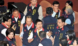 臺(tái)灣朝野戰(zhàn)斗背心被吐槽藍(lán)營(yíng)“黑戰(zhàn)袍”被批厚重