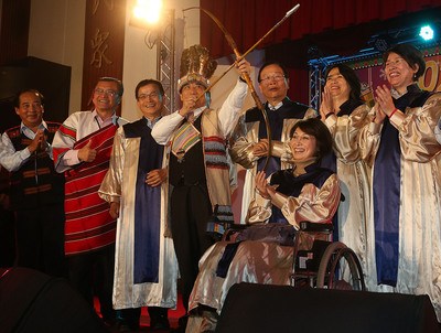 臺(tái)立法機(jī)構(gòu)圣誕晚會(huì)王金平扮酋長(zhǎng)(圖)