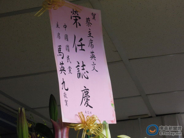 �RӢ���ͽo��Ӣ�Į��x���M�h��ϯ�Ļ��@�����_180��������ֱ�������M�h�����h���k�����컨��