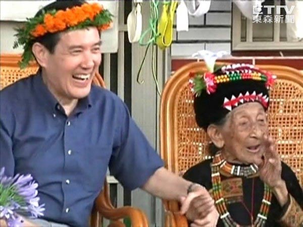 馬英九獻(xiàn)吻112歲老太遭拒:只被老公碰過(guò) 馬英九獻(xiàn)吻112歲老太遭拒:只被老公碰過(guò)