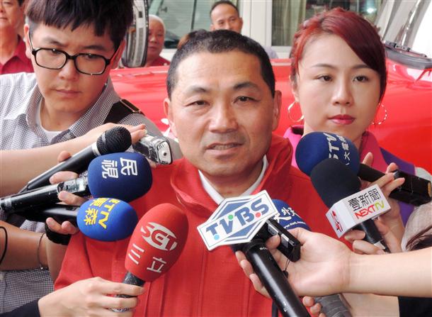 副市長侯友宜今天受訪表示,不管朱立倫做什么決定,他都會全力支持。 副市長侯友宜今天受訪表示,不管朱立倫做什么決定,他都會全力支持。