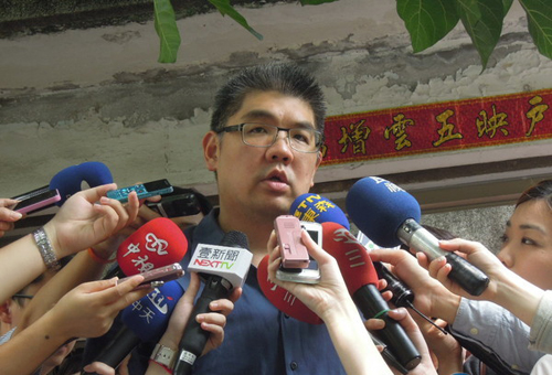 國民黨臺(tái)北市長參選人連勝文受訪響應(yīng)網(wǎng)友爆料 國民黨臺(tái)北市長參選人連勝文受訪響應(yīng)網(wǎng)友爆料