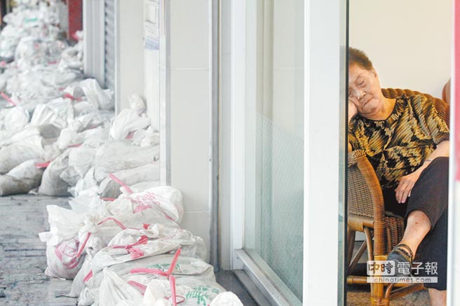 連日大雨導致民宅積水,臺南、高雄家家戶戶堆起沙包,阿嬤擔心地倚在門邊,不知何日天晴 連日大雨導致民宅積水,臺南、高雄家家戶戶堆起沙包,阿嬤擔心地倚在門邊,不知何日天晴