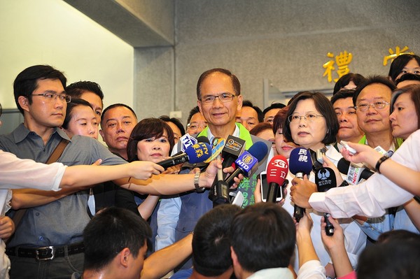 ���a�������M�h��ϯ��Ӣ����ͬ�µ�ӛ���x�±����L�����_ý�D��