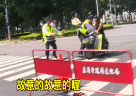 民進(jìn)黨里長(zhǎng)參選人騎摩托沖撞員警 民進(jìn)黨里長(zhǎng)參選人騎摩托沖撞員警