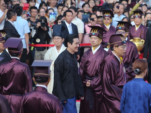 馬英九親臨孔子誕辰紀念典禮并上香 馬英九親臨孔子誕辰紀念典禮并上香