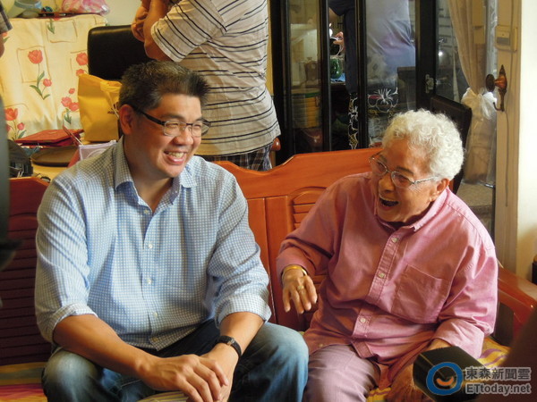 連勝文重陽節訪112歲高齡老人歡樂多 推老人政策(圖) 連勝文重陽節訪112歲高齡老人歡樂多 推老人政策(圖)