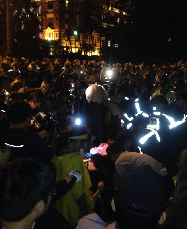 警方將抗議民眾抬離現(xiàn)場 警方將抗議民眾抬離現(xiàn)場