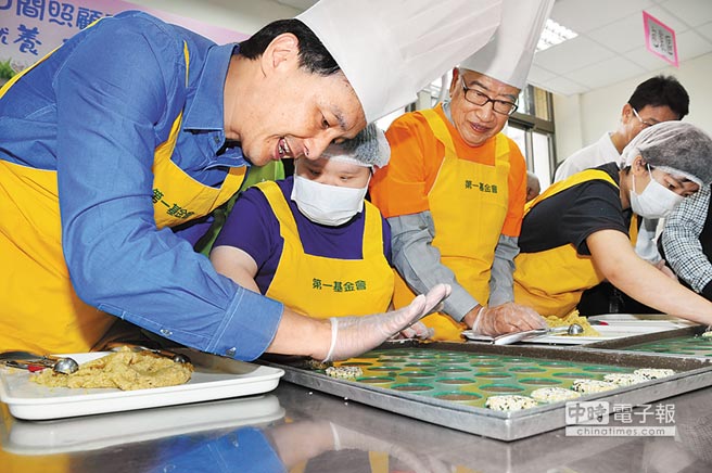 新北市長朱立倫表示,除重刑、重罰外,應揪出黑心業者,“罰到他倒、關到他老” 新北市長朱立倫表示,除重刑、重罰外,應揪出黑心業者,“罰到他倒、關到他老”