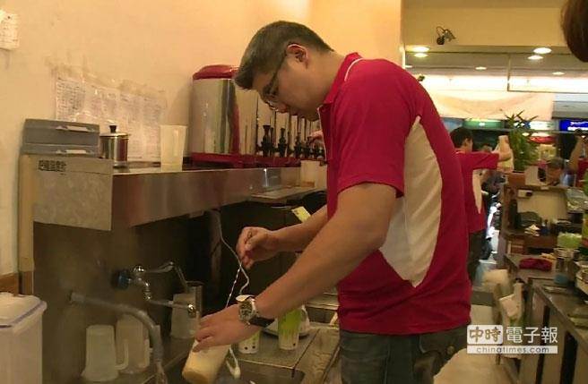 連勝文打工當(dāng)“飲料小弟” 連勝文打工當(dāng)“飲料小弟”