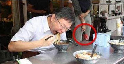 柯文哲吃路邊攤“偶遇”記者,其實早有記者在旁守候 柯文哲吃路邊攤“偶遇”記者,其實早有記者在旁守候