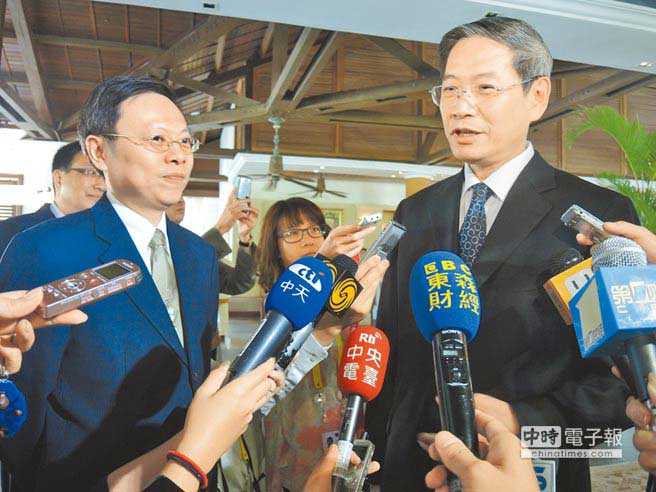 2013年10月6日,在印度尼西亞巴厘島舉行的APEC會議上,國務院臺辦主任張志軍與臺灣陸委會主委王郁琦會面 2013年10月6日,在印度尼西亞巴厘島舉行的APEC會議上,國務院臺辦主任張志軍與臺灣陸委會主委王郁琦會面