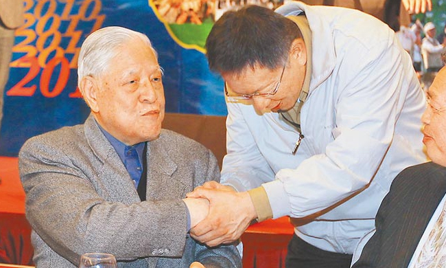 柯文哲致意李登輝 柯文哲致意李登輝