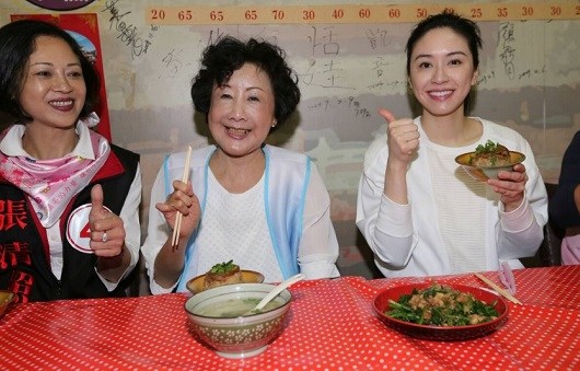 蔡依珊與胡志強夫人掃街拜票品嘗臺中小吃(圖)