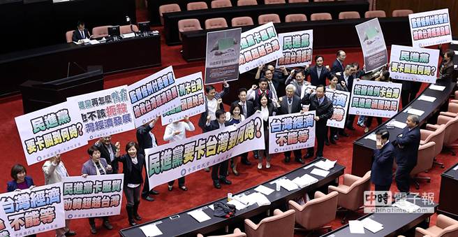 國民黨立委拿出海報高呼口號,問民進黨“要卡臺灣到何時?” 國民黨立委拿出海報高呼口號,問民進黨“要卡臺灣到何時?”