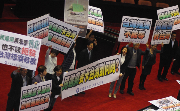 接近中午,國民黨“立委”甲級動員,在議場高喊“民進黨要卡臺灣到何時” 接近中午,國民黨“立委”甲級動員,在議場高喊“民進黨要卡臺灣到何時”