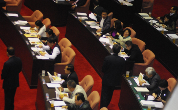 在表決同時,議事人員也提供“立委”人手一便當。會議就在叫陣聲跟吃便當的過程中,草草結束” 在表決同時,議事人員也提供“立委”人手一便當。會議就在叫陣聲跟吃便當的過程中,草草結束”