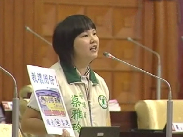 掃街拜票卻遇上民眾揮菜刀、射長矛抗議,民進黨臺中市議員候選人蔡雅玲直呼要去收驚了 掃街拜票卻遇上民眾揮菜刀、射長矛抗議,民進黨臺中市議員候選人蔡雅玲直呼要去收驚了