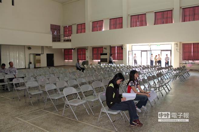 云林縣選舉公辦政見會“零”聽眾 候選人靠“幻想”(圖) 云林縣選舉公辦政見會“零”聽眾 候選人靠“幻想”(圖)