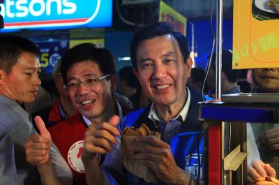 馬英九三訪基隆輔選謝立功引民眾駐足圍觀(圖)